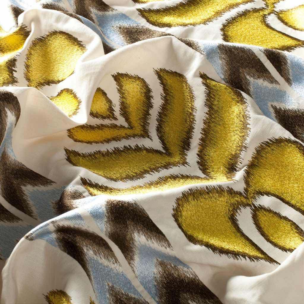 Ein auffälliges Dessin und drei kräftige Couleurs sorgen bei diesem Dekorationsstoff für Aufsehen. Das markante Motiv wurde hier aufgestickt und erzeugt eine beachtliche Wirkung in jedem Wohnraum.