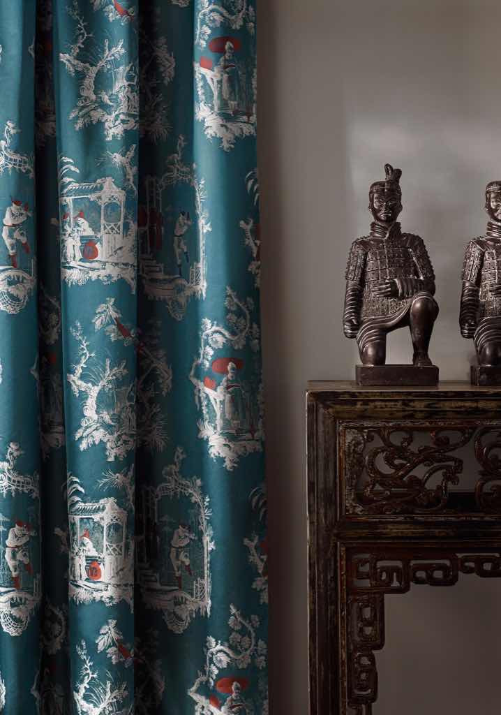 CHINOISE ist ein feiner Jacquard-Dekorationsstoff und Highlight der Kollektion SHANGHAI NIGHTS. Das modern interpretierte und großzügig gestaltete Dessin ist inspiriert von klassischen „Toiles-de-Jouy“ Szenen aus dem historischen asiatischen Alltag. CHINOISE ist ein feiner Jacquard-Dekorationsstoff und Highlight der Kollektion SHANGHAI NIGHTS. Das modern interpretierte und großzügig gestaltete Dessin ist inspiriert von klassischen „Toiles-de-Jouy“ Szenen aus dem historischen asiatischen Alltag.