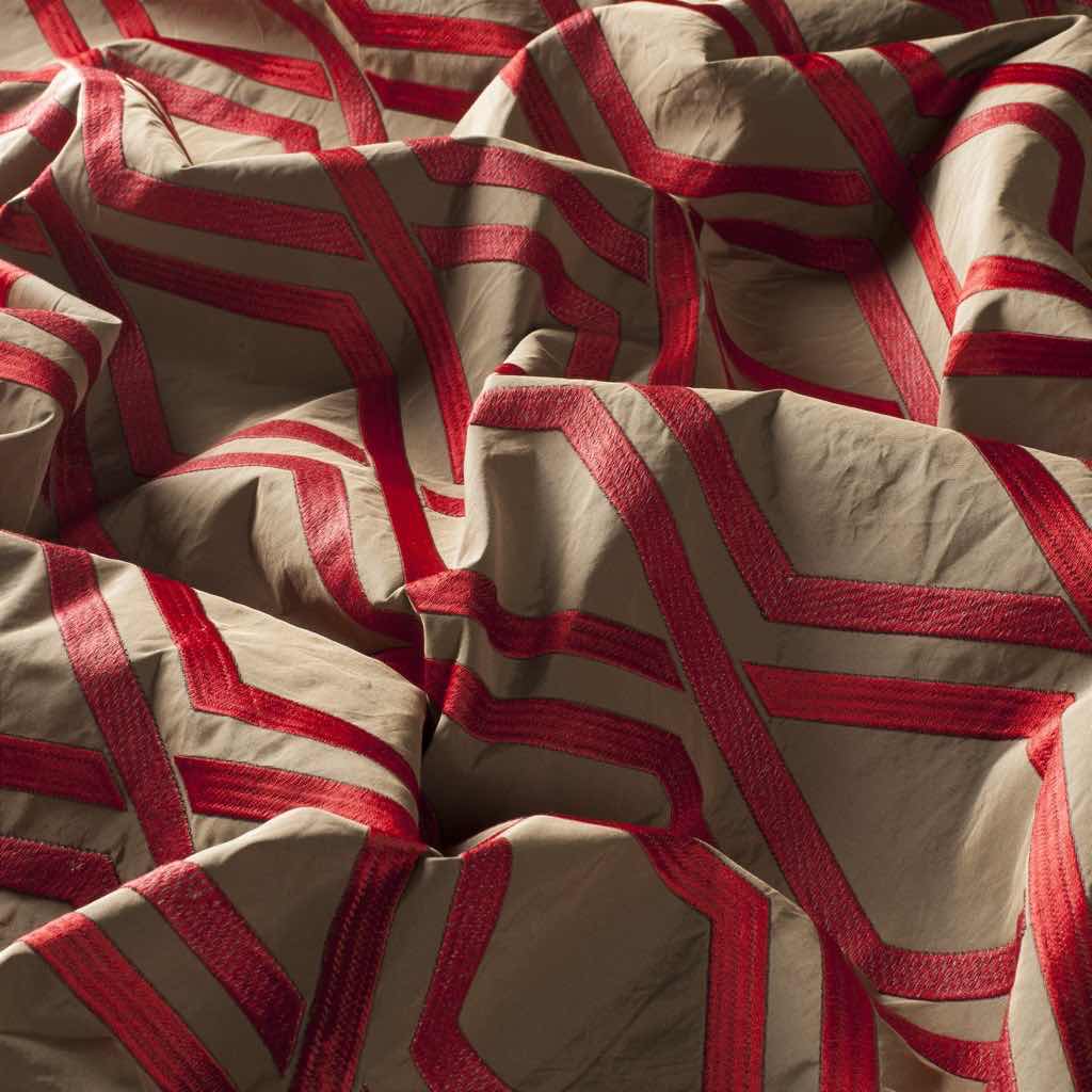 Der Taft CHARDONNE mit aufgesticktem Karodessin, erhältlich in sechs brillanten Farben.