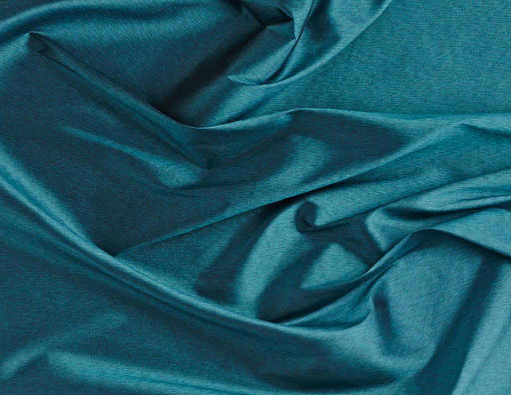 Der reine Seidentaft TOSCA steht für eine modische Farbpalette und einen außergewöhnlichen Qualitätsanspruch. Elegant überzeugt er mit unvergleichlich hoher Farbbrillanz und einem trockenen, taftartigen Griff. Die wunderbare Farbmelange entsteht durch die verschiedenen Garnfarben im Schuss. 