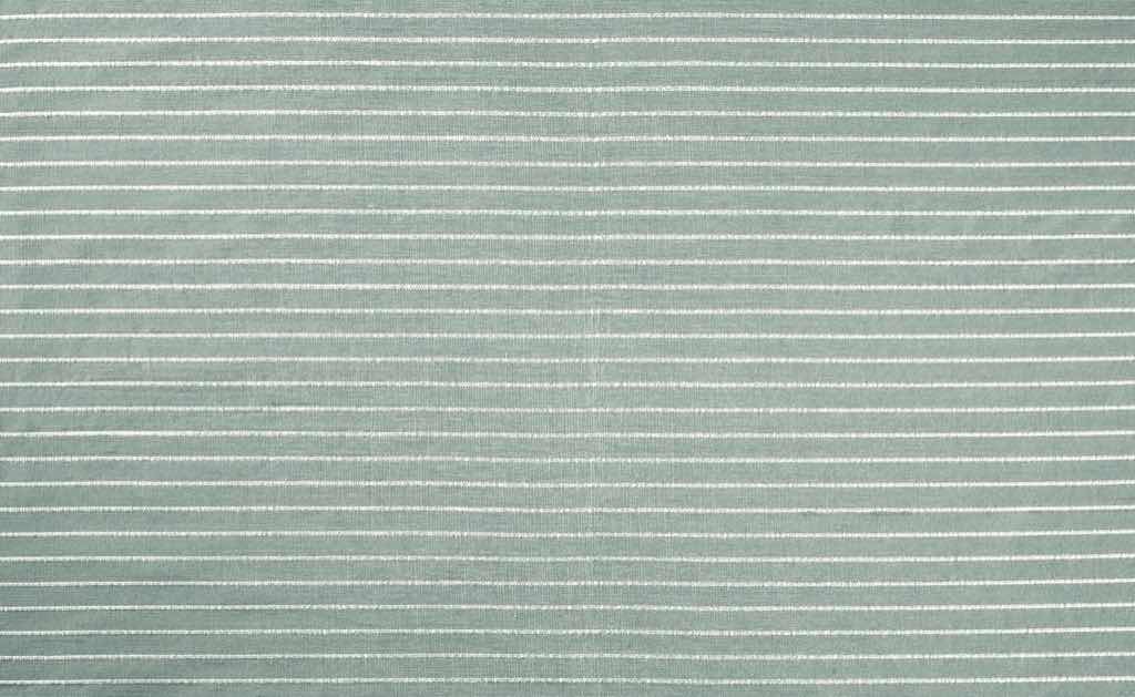 Bei dieser handgewebten Seide kombiniert sich ein glatter Taftuntergrund mit einer kontrastierenden Rippe. Es entsteht ein erhabener Streifen der sich in dezenter Farbig-keit vom Fond absetzt.