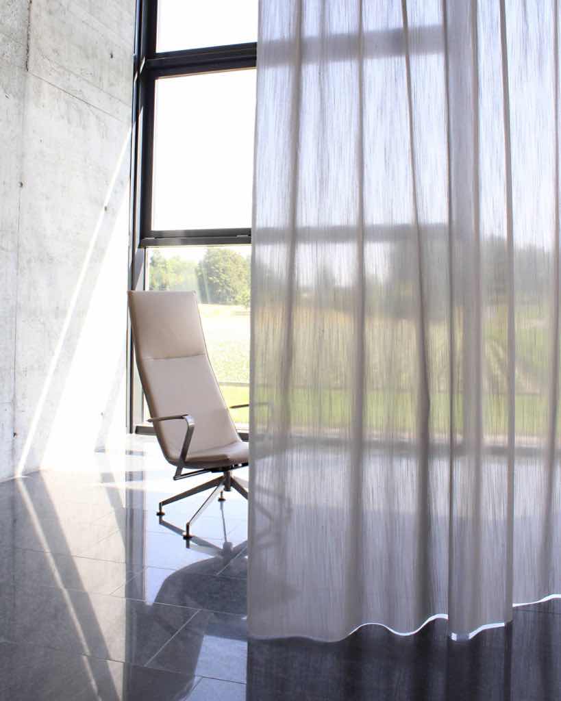 ALPHACOUSTIC - Transparenter Vorhangstoff in architektonisch schlichter Optik. Die subtile Rippenstruktur, welche mit der Tiefenwirkung spielt, ist unter anderem für die sehr guten Schallabsorptionswerte von Alpha-Wert 0.60 verantwortlich.
ALPHACOUSTIC - Transparenter Vorhangstoff in architektonisch schlichter Optik. Die subtile Rippenstruktur, welche mit der Tiefenwirkung spielt, ist unter anderem für die sehr guten Schallabsorptionswerte von Alpha-Wert 0.60 verantwortlich.